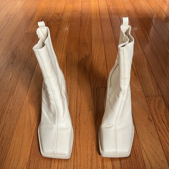 Cream patent leather boots - Picture 2 of 5